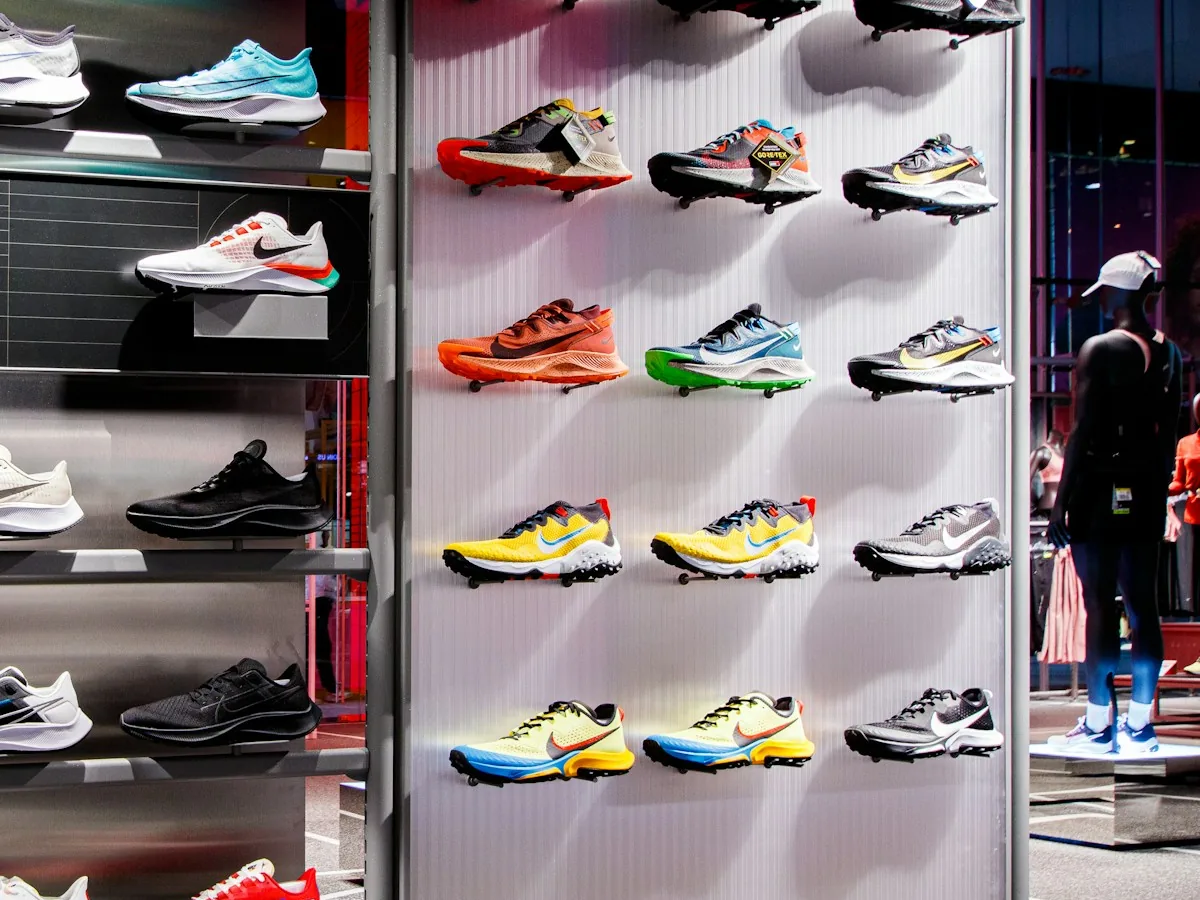Mur de chaussures de running et de trail dans un magasin spécialisé